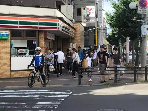 北海道強震!缺糧缺食的消息滿天飛,他們照樣賠本減價賣糧水救災.井然有序排隊買日常用品~