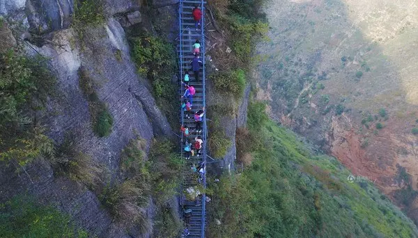 這群小孩住「海拔1400多公尺」山上 每天爬藤梯上學卻「堅持不遷村」 -