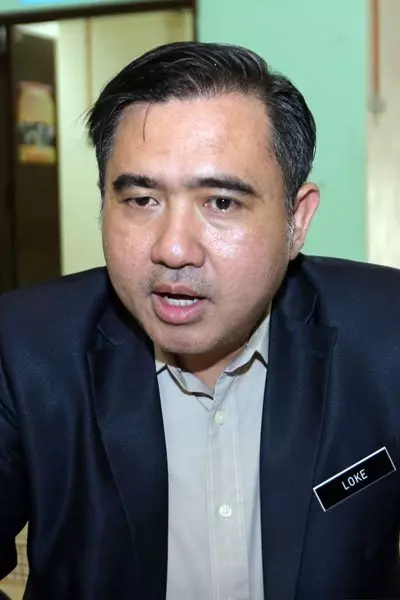 森市議會殺流浪狗課題 陸兆福拒回應黃明志 -