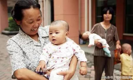 父母鬧離婚,兒女都要父親,不要母親,鄰居說:她這是自作自受
