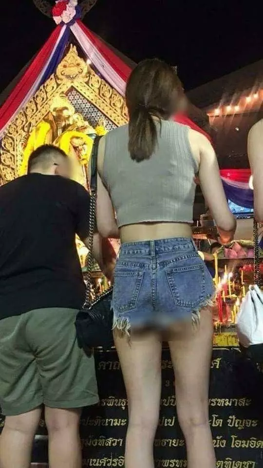 拜拜 意外發現前方妹子穿超狂!佛前也敢「送福利」?! -