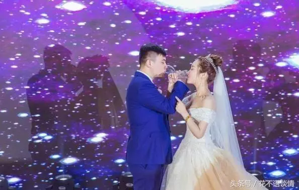 妻子遲遲不孕,老公把她趕出家門,接到電話,他拿三萬求妻子回來