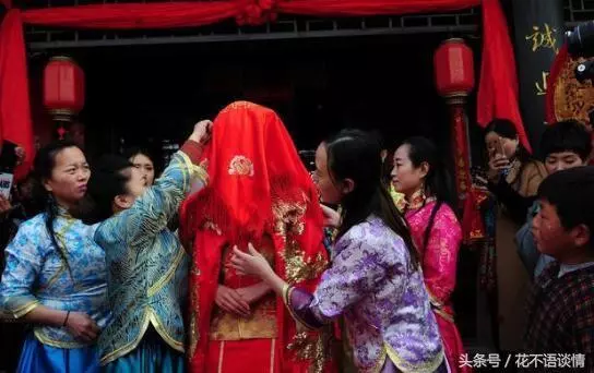 母親拿不出30萬彩禮,兒子離家出走,手機螢幕一亮,他哭成淚人