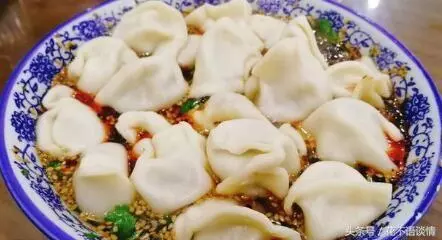 去准婆婆家吃餃子,姑娘帶了一兜水果,聽到對話,她決定退婚