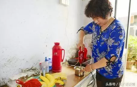 女兒出嫁,繼母給了3萬塊嫁妝,打開繼母送的布包,女兒淚如雨下