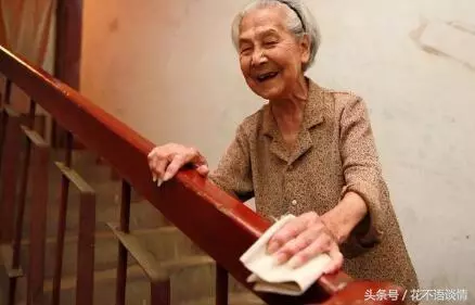 為了還債,母親外出做保姆,打電話時忘掛,聽到對話兒子哭了
