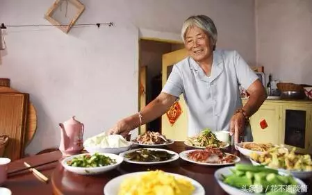 兒子做了上門女婿,母親來城裡看病,看到一桌菜,兒子轉身落淚