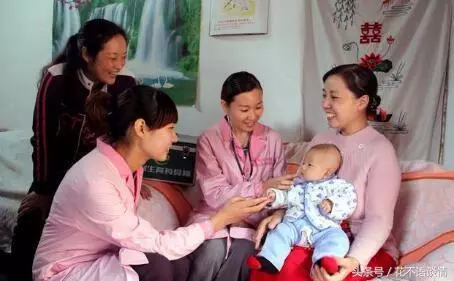 生下兒子滿月擺酒,婆婆送一輛車,夜裡聽到對話,兒媳想離婚了