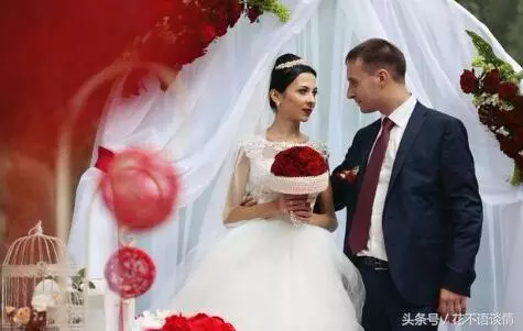 岳母要二十萬彩禮,男子想悔婚,去岳母家吃了頓飯,他感動落淚