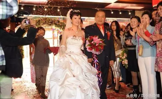 離婚後,前夫每個月給女兒三千撫養費,一天偶遇婆婆,她求我復婚