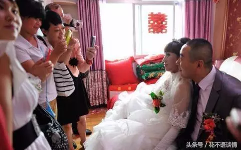 婆婆幫忙帶孫子,兒媳每個月給300塊錢,夜裡聽到對話兒媳落淚
