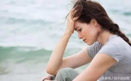 離婚三年,女子在外租房住,生病時有人敲門,開門後她淚如雨下