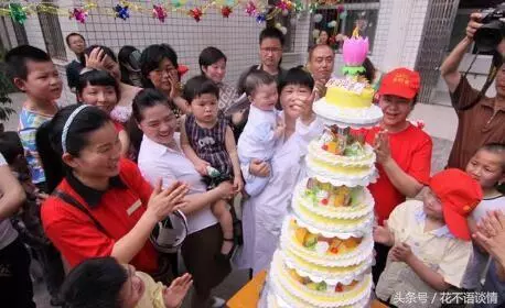 女婿給岳母過生日,岳母用剩飯招待,打開冰箱一看,走時留下兩萬
