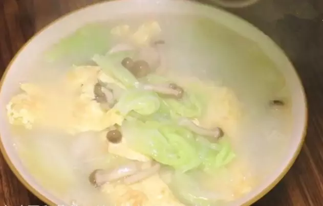 三種簡單的家常食材,10分鐘煮一大鍋湯,湯汁奶白,鮮美可口,非常適合夏天喝