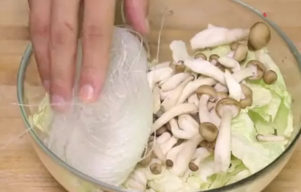 三種簡單的家常食材,10分鐘煮一大鍋湯,湯汁奶白,鮮美可口,非常適合夏天喝