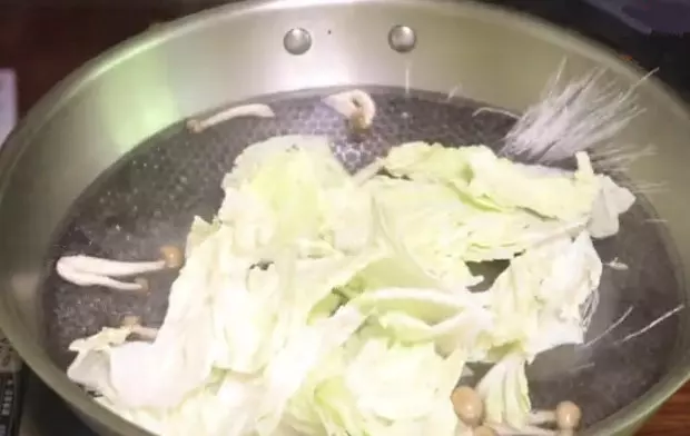 三種簡單的家常食材,10分鐘煮一大鍋湯,湯汁奶白,鮮美可口,非常適合夏天喝