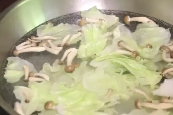 三種簡單的家常食材,10分鐘煮一大鍋湯,湯汁奶白,鮮美可口,非常適合夏天喝