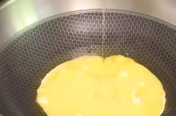 三種簡單的家常食材,10分鐘煮一大鍋湯,湯汁奶白,鮮美可口,非常適合夏天喝