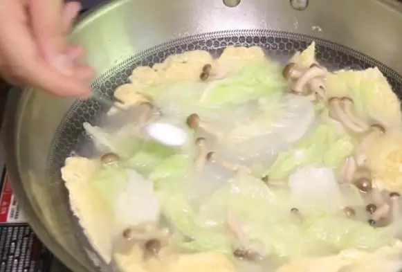 三種簡單的家常食材,10分鐘煮一大鍋湯,湯汁奶白,鮮美可口,非常適合夏天喝