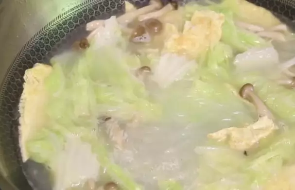 三種簡單的家常食材,10分鐘煮一大鍋湯,湯汁奶白,鮮美可口,非常適合夏天喝