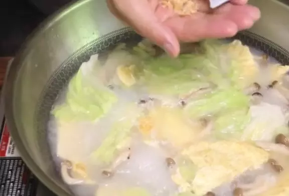 三種簡單的家常食材,10分鐘煮一大鍋湯,湯汁奶白,鮮美可口,非常適合夏天喝