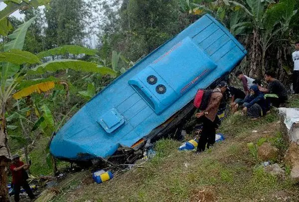 印尼西爪哇省一輛載有37人的旅遊巴士,失控翻車,並跌入10公尺深山谷,造成21人死。