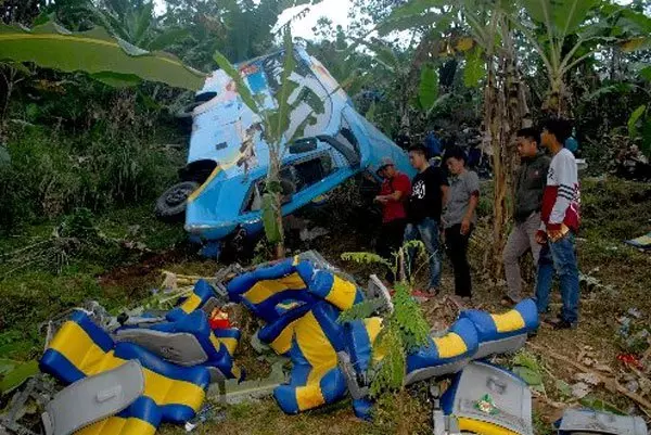 印尼西爪哇省一輛載有37人的旅遊巴士,失控翻車,並跌入10公尺深山谷,造成21人死。