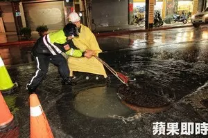 轉彎失控翻滾 司機拋出車外慘死
