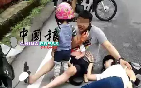 一家四口共騎摩哆趕看戰機,與羅釐碰撞幼兒亡!