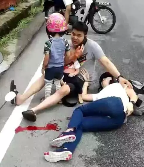 一家四口共騎摩哆趕看戰機,與羅釐碰撞幼兒亡!