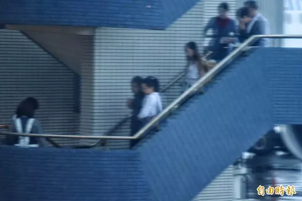 終於回家了!陳以真帶著楊偉中遺體飛抵桃園機場