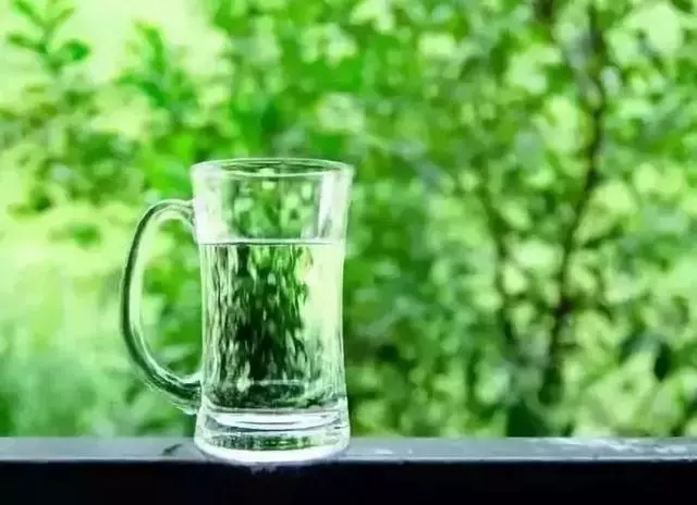 睡前一杯水「救命」,清晨一杯水養生
