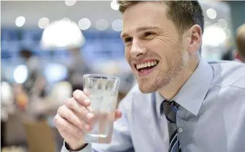 睡前一杯水「救命」,清晨一杯水養生