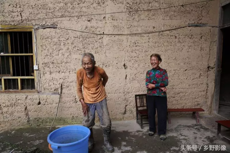 八旬大爺「倒插門」深山,一個人種8畝地,賺錢就給老伴買化妝品