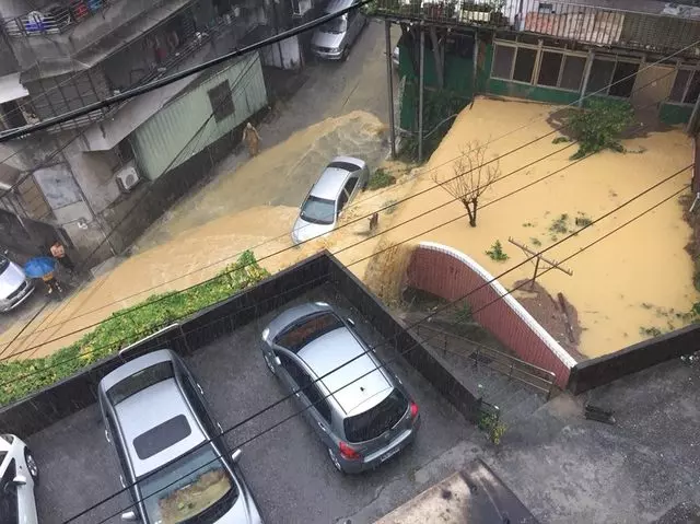 基隆豪雨水淹及膝 黃泥瀑布淹馬路