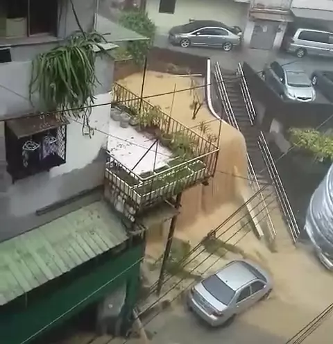 基隆豪雨水淹及膝 黃泥瀑布淹馬路