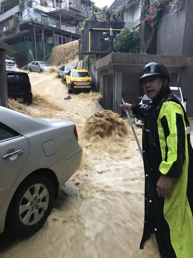 基隆豪雨水淹及膝 黃泥瀑布淹馬路