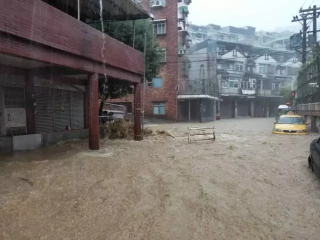 基隆豪雨水淹及膝 黃泥瀑布淹馬路