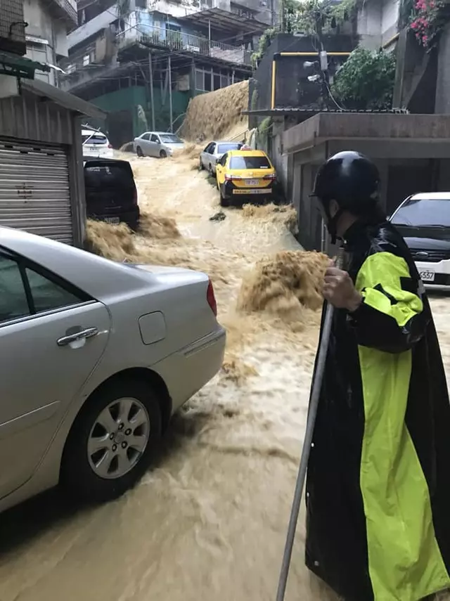 基隆豪雨水淹及膝 黃泥瀑布淹馬路