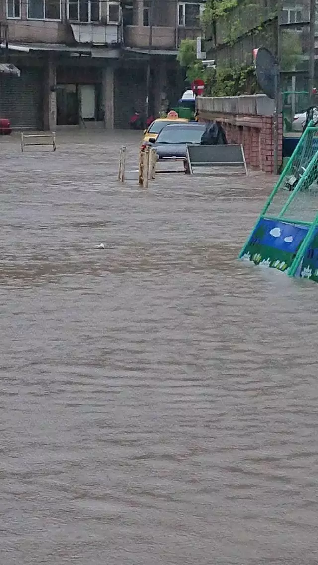 基隆豪雨水淹及膝 黃泥瀑布淹馬路