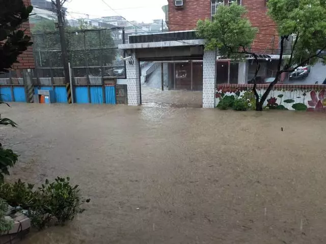 基隆豪雨水淹及膝 黃泥瀑布淹馬路