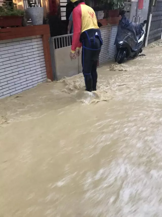 基隆豪雨水淹及膝 黃泥瀑布淹馬路