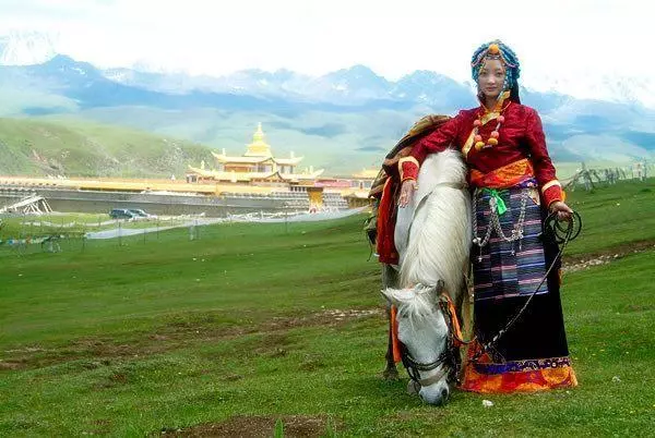 到西藏旅遊時,看見藏族姑娘「蹲在地上朝你微笑」,一定要馬上迴避!不然你就尷尬了!