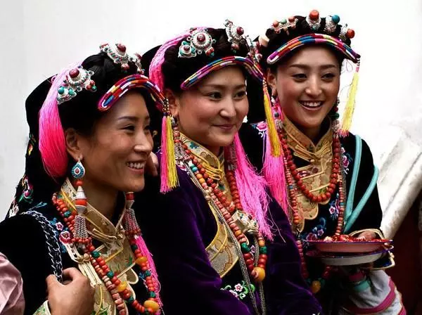 到西藏旅遊時,看見藏族姑娘「蹲在地上朝你微笑」,一定要馬上迴避!不然你就尷尬了!