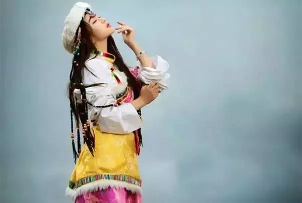 到西藏旅遊時,看見藏族姑娘「蹲在地上朝你微笑」,一定要馬上迴避!不然你就尷尬了!