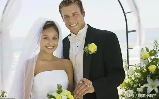 嫁給窮小子,婆婆只給2萬彩禮,五年後我開豪車回娘家,爸媽笑了