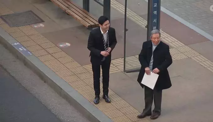 新鮮人面試求救路人:「教我打領帶好嗎?」伯伯趕公車卻停下腳步...最後一位婆婆惹哭網友!