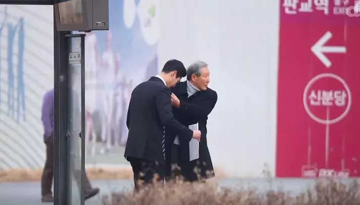 新鮮人面試求救路人:「教我打領帶好嗎?」伯伯趕公車卻停下腳步...最後一位婆婆惹哭網友!