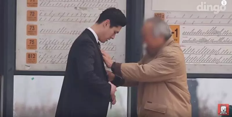 新鮮人面試求救路人:「教我打領帶好嗎?」伯伯趕公車卻停下腳步...最後一位婆婆惹哭網友!