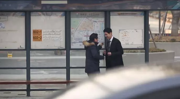 新鮮人面試求救路人:「教我打領帶好嗎?」伯伯趕公車卻停下腳步...最後一位婆婆惹哭網友!